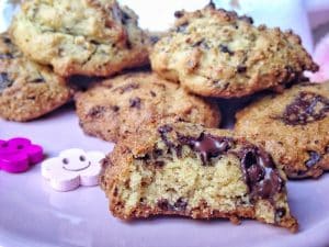 Hummm, le bon Cookies ! Et si je vous disais qu'il est sans gluten, sans lactose et sans oeuf, vous y croiriez, vous ? Eh bien oui, ce ne sont pas des bobards, vos rêves sont enfin devenus réalité, prenant la forme de ces délicieux cookies croustillants à l'extérieur et fondant à l'intérieur ! #vegan #sansgluten #cookies