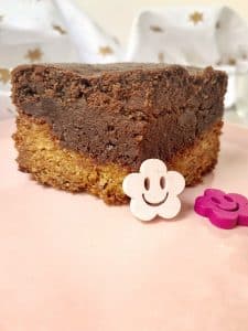Un délicieux gâteau au chocolat digne d'une pâtisserie, sans gluten, sans lactose et sans oeuf, c'est possible ? Imaginez une croûte sablée surmontée d'un délicieux croustillant très chocolat et d'une couche chocolatée façon cheesecake... Un délice ! Dépêchez-vous de tester cette petite merveille ! #vegan #glutenfree #chocolat #grosgâteau